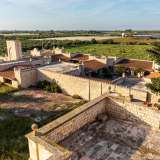 Da questo punto si pu� scorgere tutto il retro del complesso: una serie di locali e cortili delimitati da mura merlate e portali istoriati che impreziosiscono l�ingresso a nord della struttura